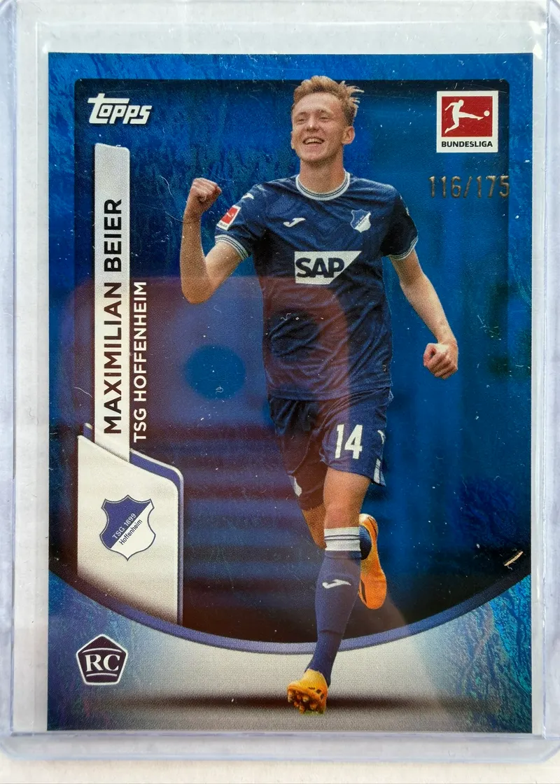 Maximilian Beier, Topps Bundesliga Jade Edition 2023/24, karta 48 — awers w niebieskim wariancie z oznaczeniem RC i numeracją 116/175
