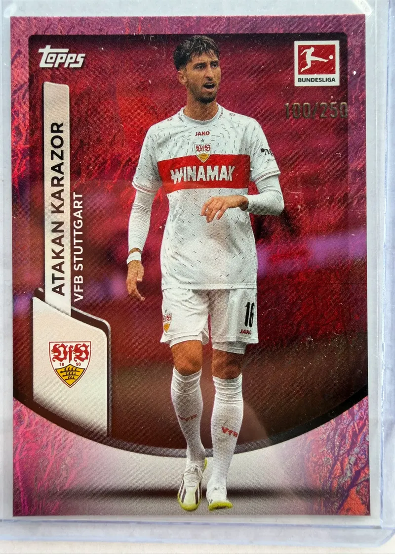 Atakan Karazor, Topps Bundesliga Jade Edition 2023/24, karta 89 — awers w różowym wariancie z numeracją 100/250