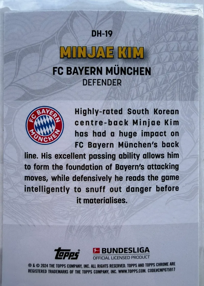Minjae Kim, Topps Bundesliga Jade Edition 2023/24, karta DH-19 — rewers z opisem zawodnika i herbem Bayernu