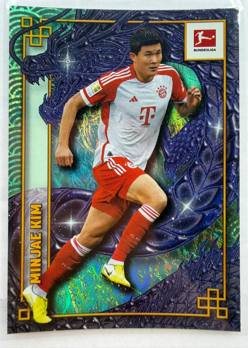 Minjae Kim, Topps Bundesliga Jade Edition 2023/24, karta DH-19 — awers z podserii Dragonheart, ze smokiem i zdobieniami w chińskiej stylistyce