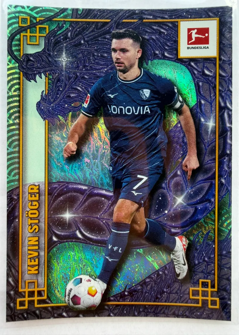 Kevin Stöger, Topps Bundesliga Jade Edition 2023/24, karta DH-24 — awers z podserii Dragonheart ze smokiem i zdobieniami w chińskiej stylistyce