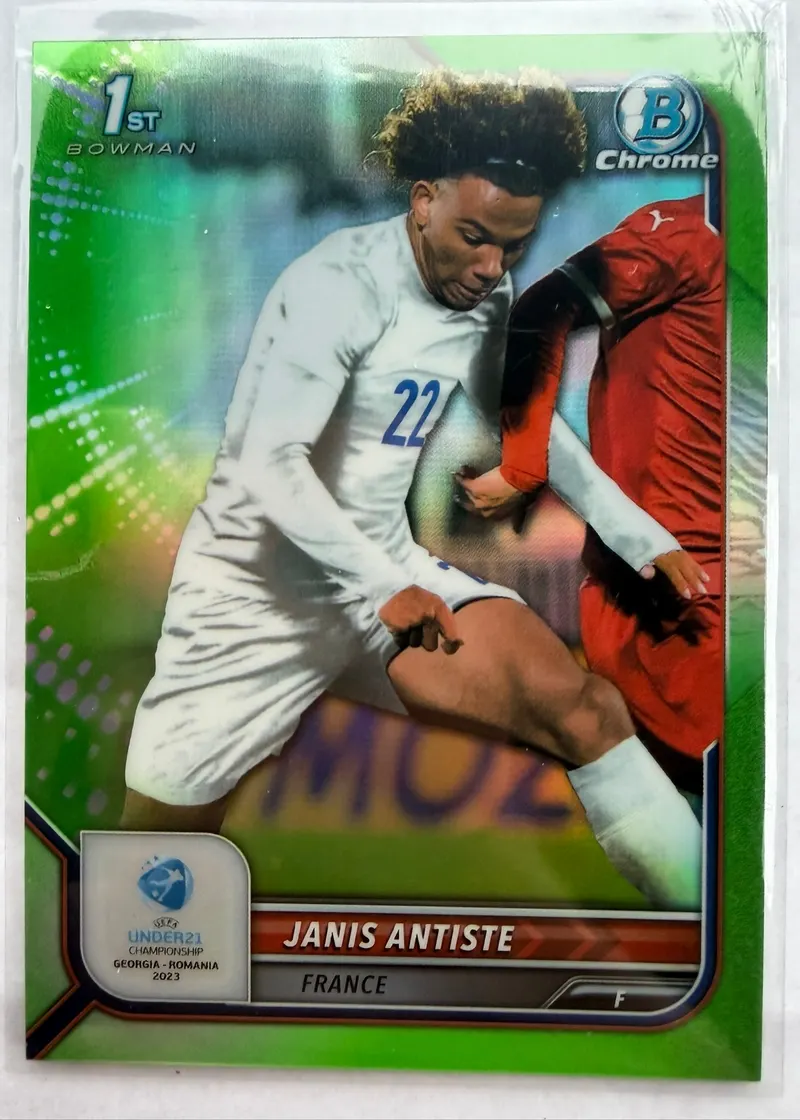 Janis Antiste, Topps Bowman Chrome Road to UEFA Under-21 2023, parallel Neon Green 123/199 — awers z jaskrawozielonym tłem i zawodnikiem w białym stroju Francji