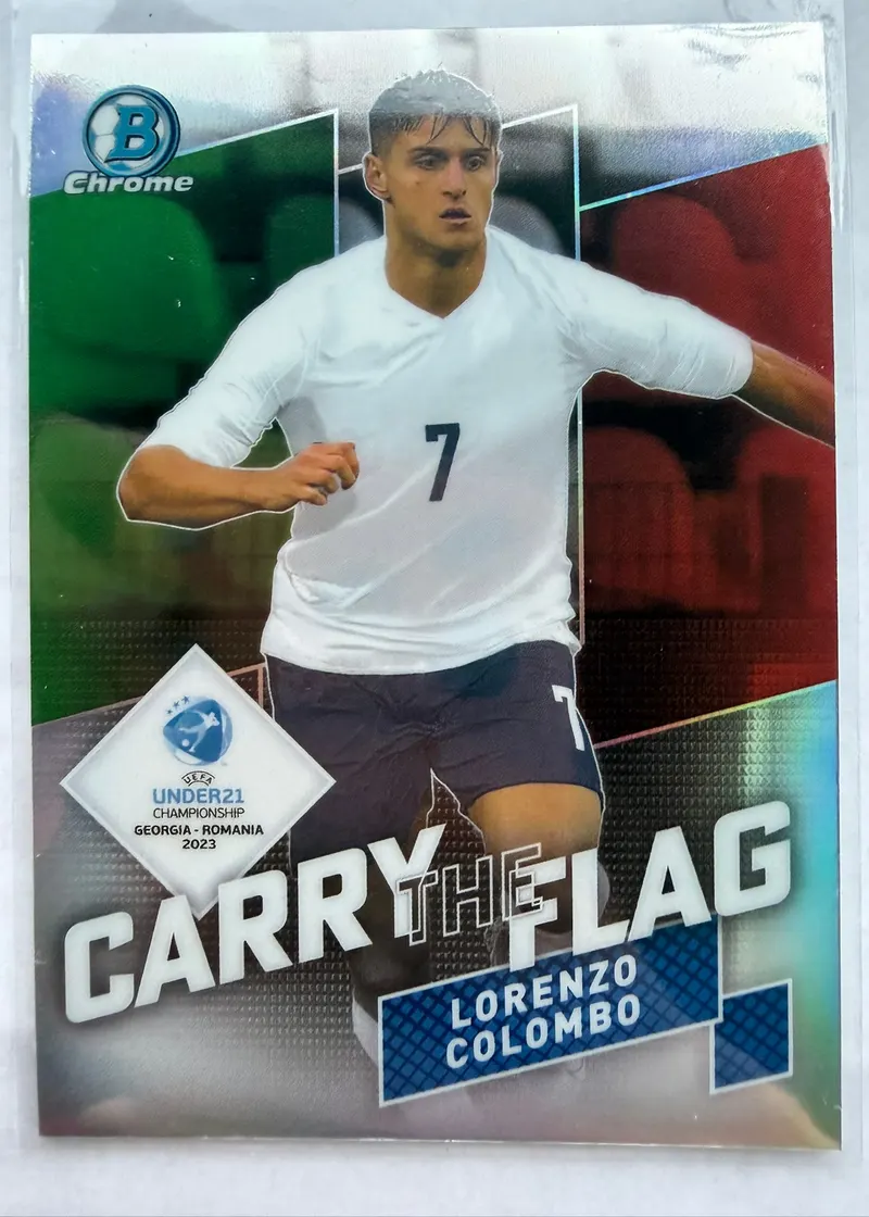 Lorenzo Colombo, Topps Bowman Chrome Road to UEFA Under-21 2023, insert Carry the Flag — awers z zawodnikiem w białym stroju Włoch na tle flagi