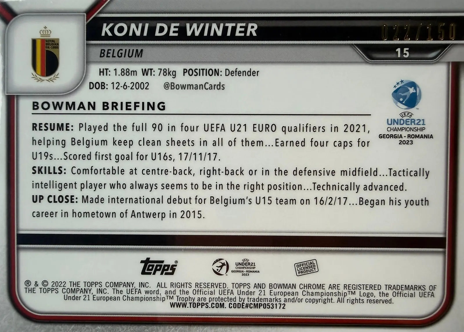 Koni De Winter, Topps Bowman Chrome Road to UEFA Under-21 2023 — poziomy rewers karty 15 ze złotą numeracją 022/150 i flagą Belgii
