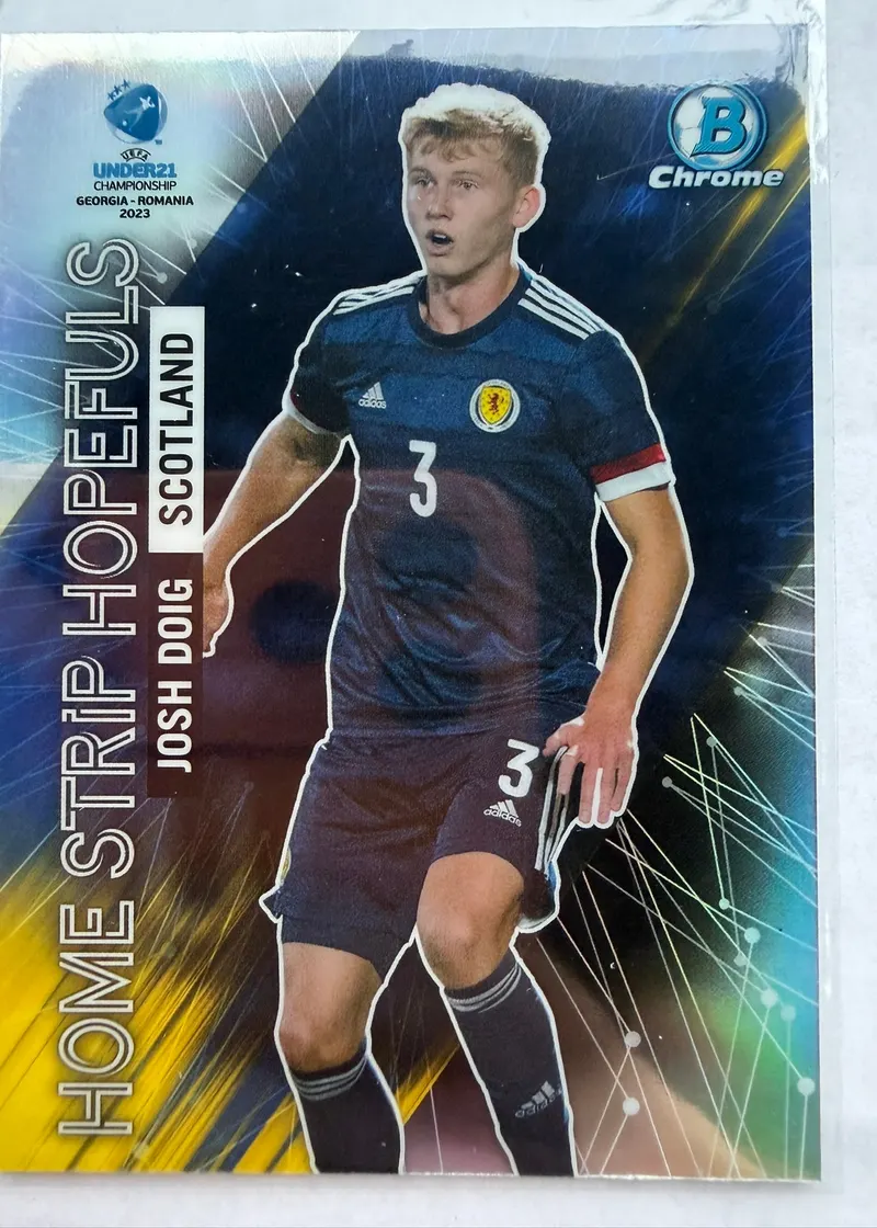 Josh Doig, Topps Bowman Chrome Road to UEFA Under-21 2023, insert Home Strip Hopefuls — awers z zawodnikiem w granatowym stroju Szkocji na tle promieni