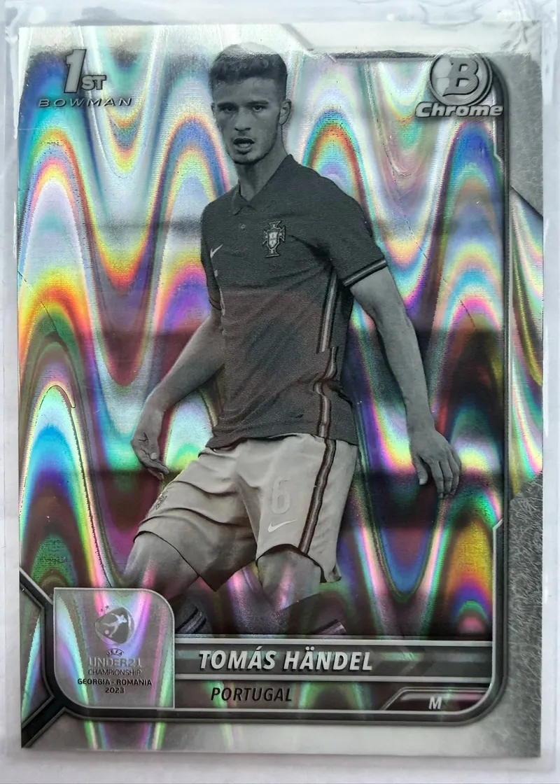 Tomás Händel, Topps Bowman Chrome Road to UEFA Under-21 2023, parallel Black & White RayWave — awers z czarno-białym zdjęciem w barwach Portugalii i falującym wzorem tła