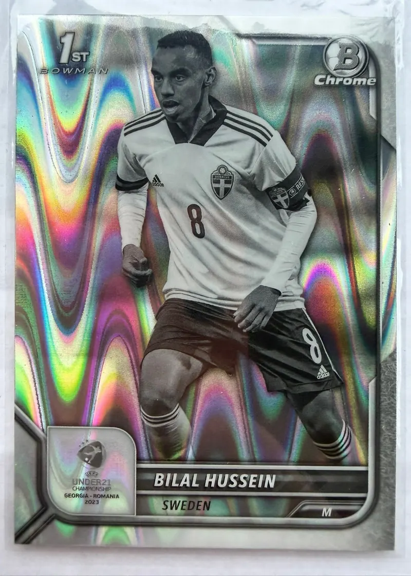 Bilal Hussein, Topps Bowman Chrome Road to UEFA Under-21 2023, parallel Black & White RayWave — awers z czarno-białym zdjęciem w barwach Szwecji i falującym wzorem tła
