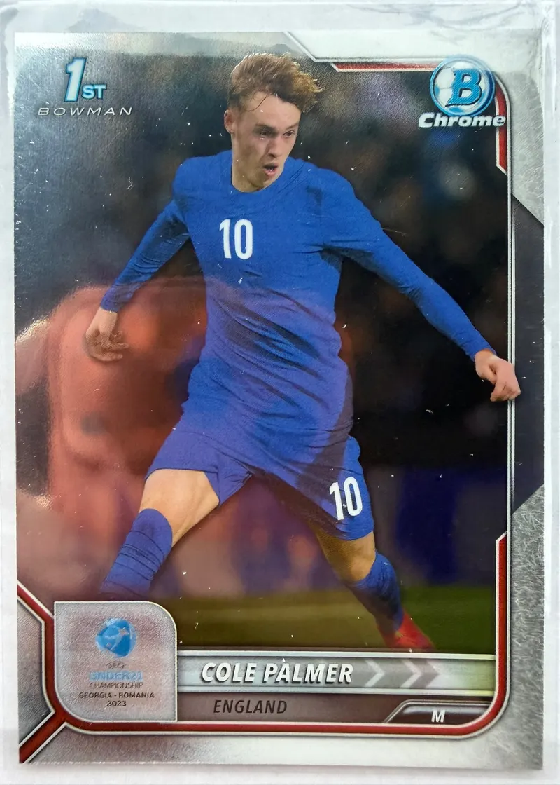 Cole Palmer, Topps Bowman Chrome Road to UEFA Under-21 2023, 1st Bowman — awers chromowy z zawodnikiem w granatowym stroju Anglii