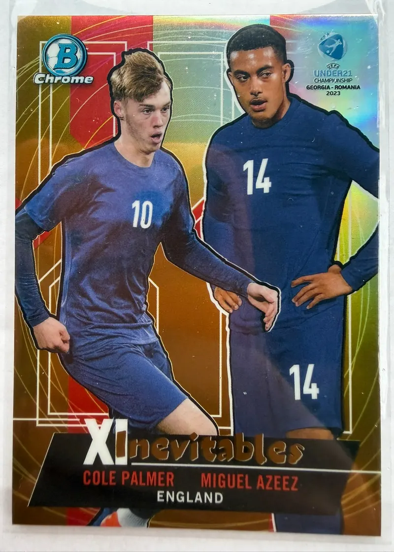 Cole Palmer i Miguel Azeez, Topps Bowman Chrome Road to UEFA Under-21 2023, XInevitables Gold Refractor 28/50 — awers ze złotą ramką i dwoma zawodnikami w granatowych strojach Anglii