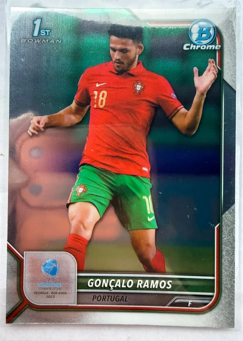 Gonçalo Ramos, Topps Bowman Chrome Road to UEFA Under-21 2023, 1st Bowman — awers chromowy z zawodnikiem w czerwonych barwach Portugalii