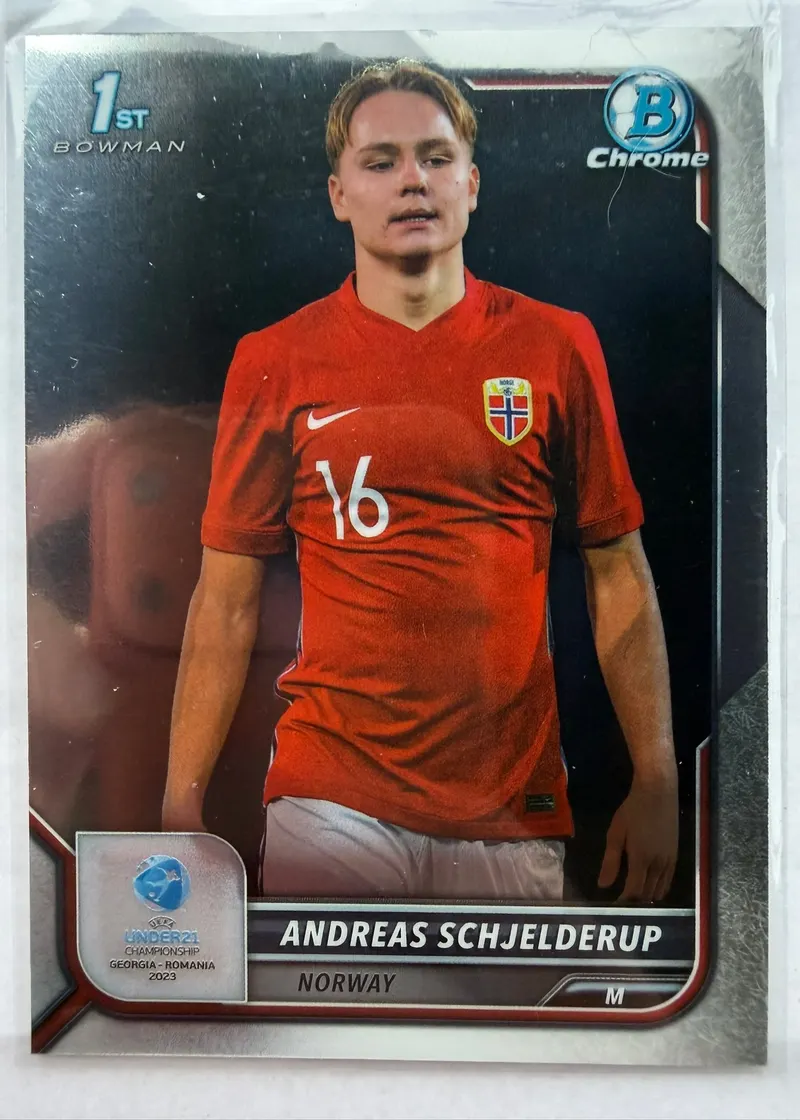 Andreas Schjelderup, Topps Bowman Chrome Road to UEFA Under-21 2023, 1st Bowman — awers chromowy z zawodnikiem w czerwonym stroju Norwegii