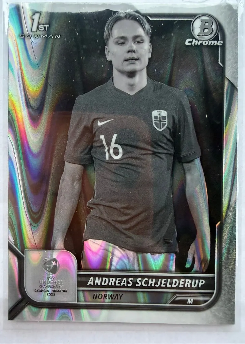 Andreas Schjelderup, Topps Bowman Chrome Road to UEFA Under-21 2023, parallel Black & White RayWave — awers z czarno-białym zdjęciem w barwach Norwegii i falującym wzorem tła