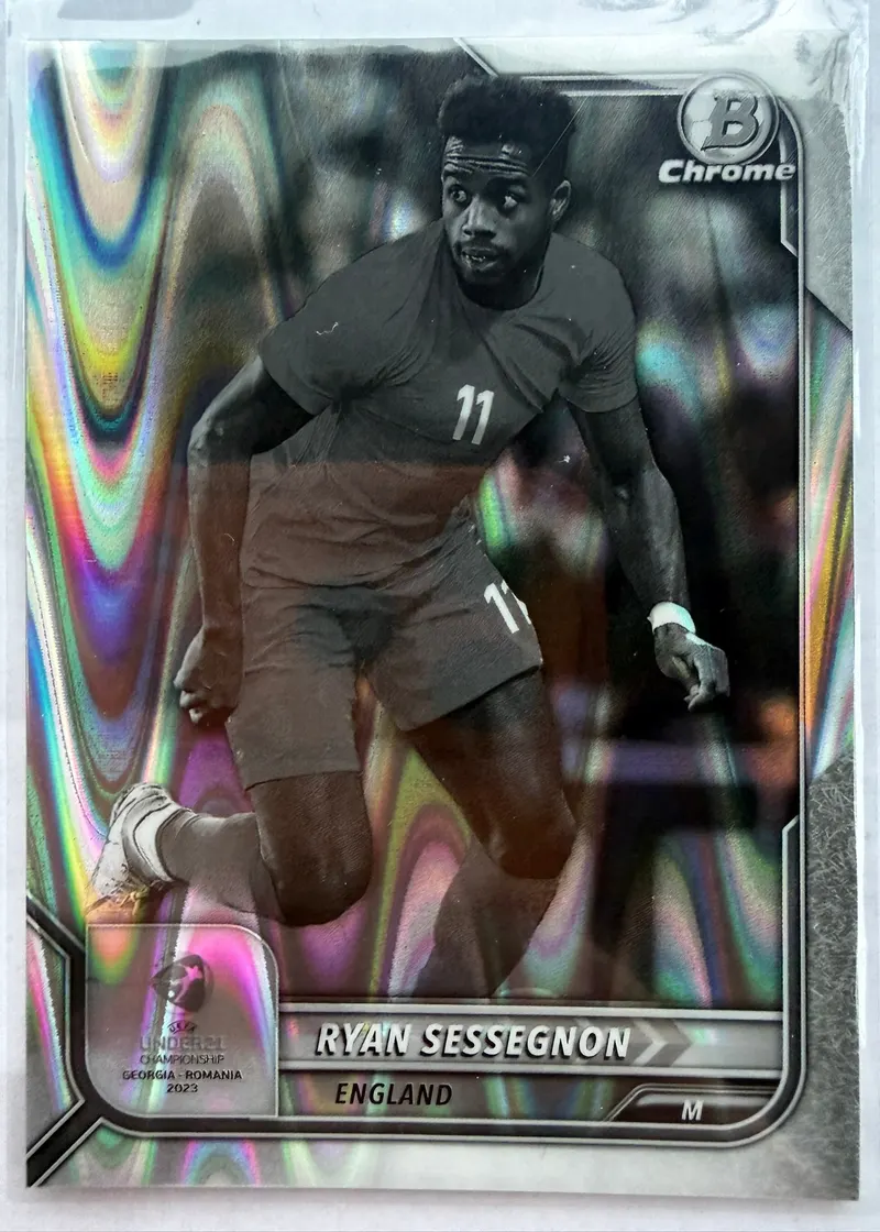 Ryan Sessegnon, Topps Bowman Chrome Road to UEFA Under-21 2023, parallel Black & White RayWave — awers z czarno-białym zdjęciem w barwach Anglii i falującym wzorem tła