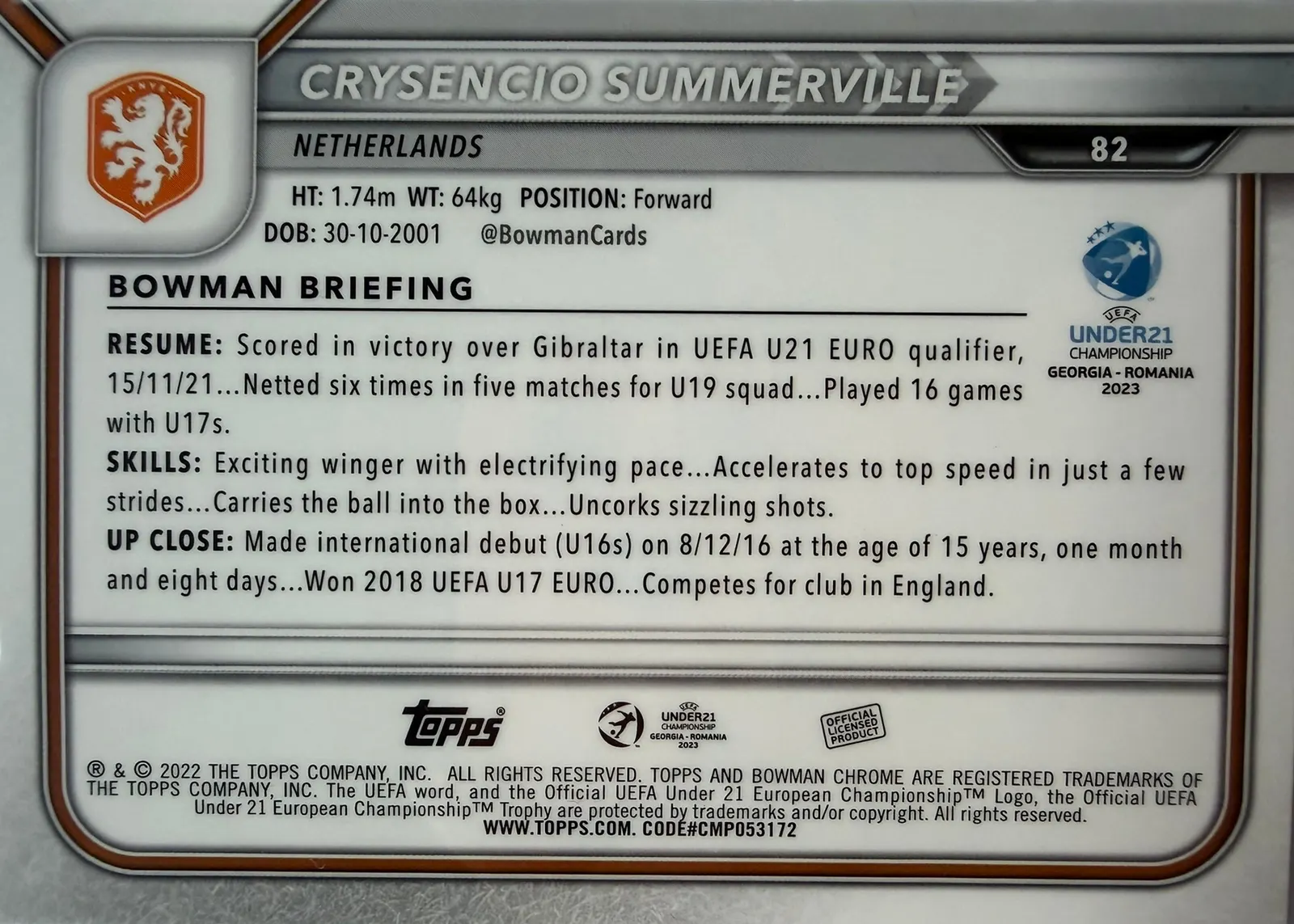 Crysencio Summerville, Topps Bowman Chrome Road to UEFA Under-21 2023 — poziomy rewers karty 82 z profilem Bowman Briefing i herbem Holandii