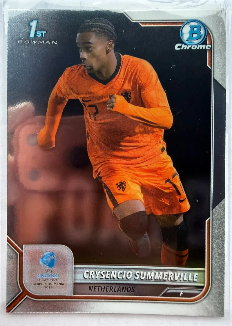 Crysencio Summerville, Topps Bowman Chrome Road to UEFA Under-21 2023, 1st Bowman — awers chromowy z zawodnikiem w pomarańczowych barwach Holandii