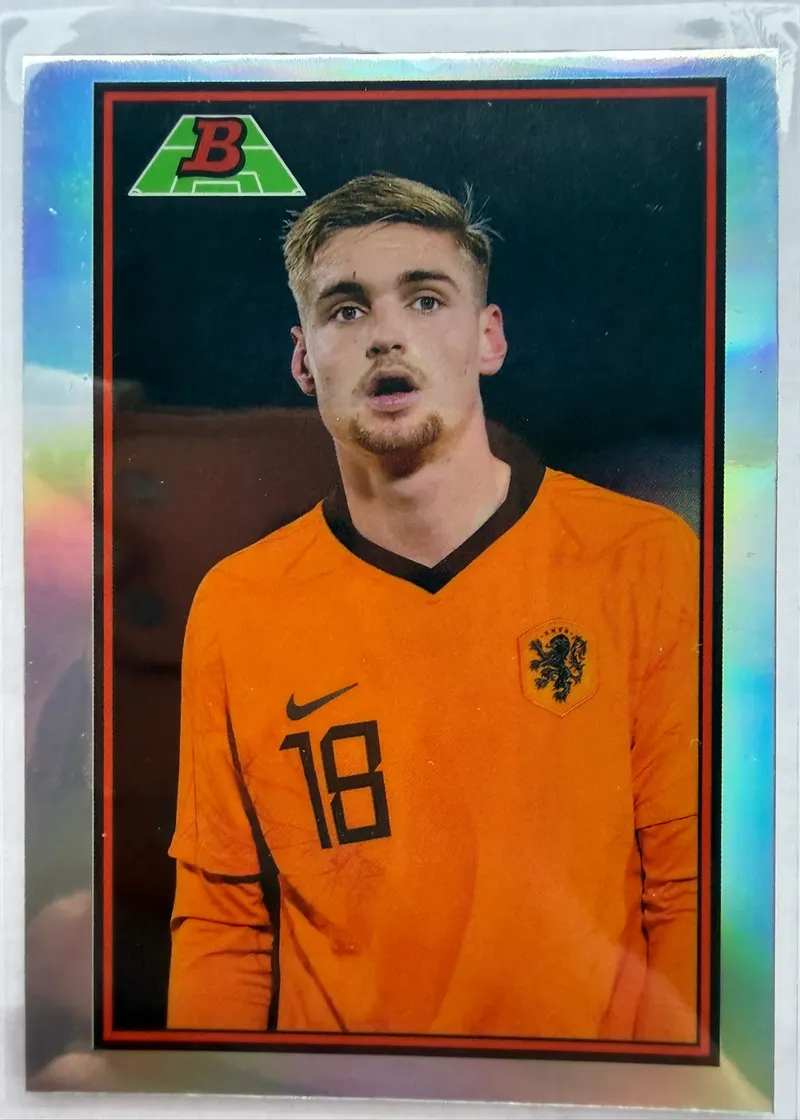 Kenneth Taylor, Topps Bowman Chrome Road to UEFA Under-21 2023, insert 1989 Bowman — awers w retro ramce z zawodnikiem w pomarańczowym stroju Holandii