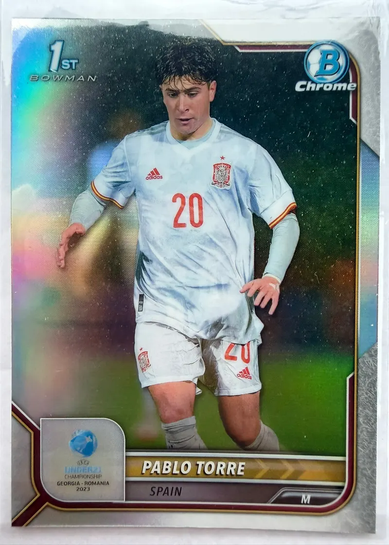 Pablo Torre, Topps Bowman Chrome Road to UEFA Under-21 2023, Refractor 1st Bowman — awers chromowy z zawodnikiem w białych barwach Hiszpanii