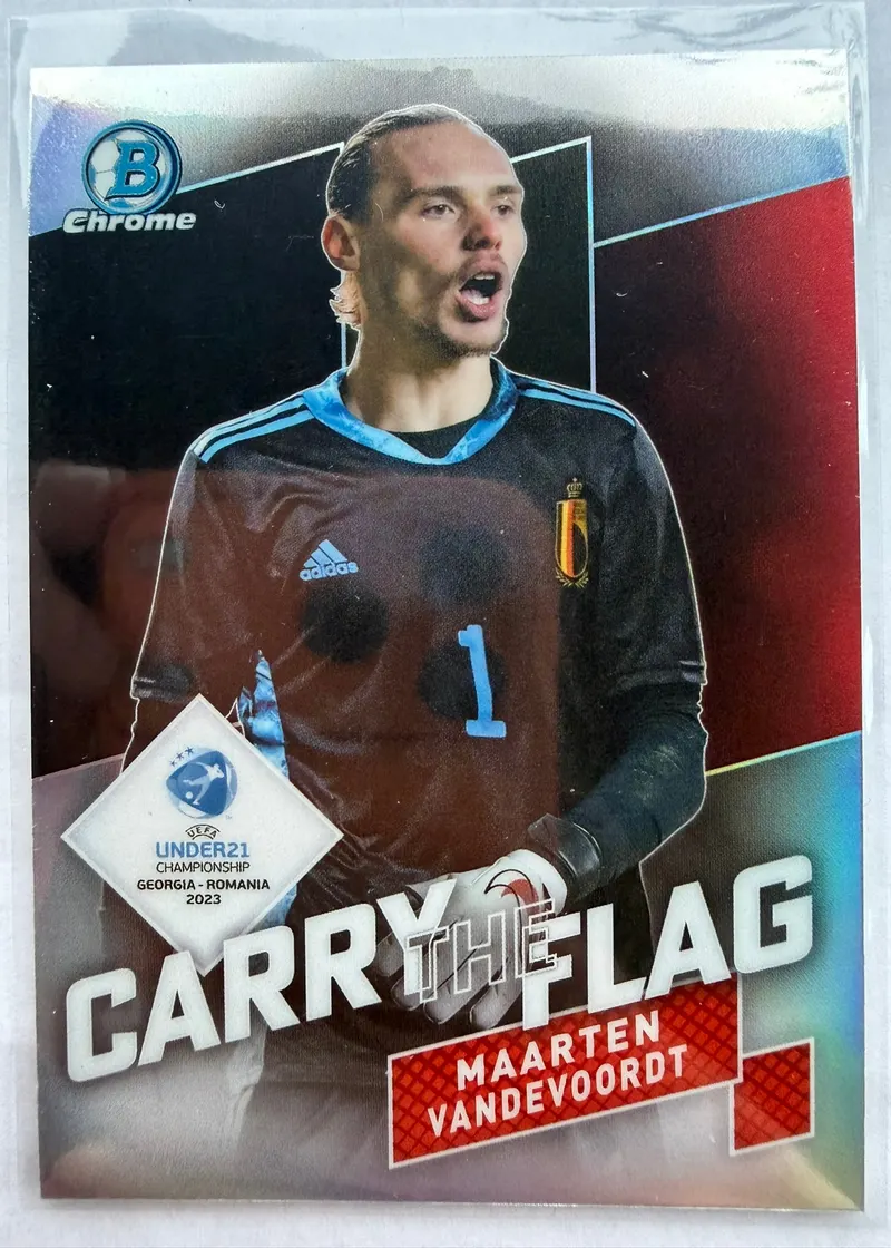 Maarten Vandevoordt, Topps Bowman Chrome Road to UEFA Under-21 2023, insert Carry the Flag — awers z bramkarzem w czarnym stroju Belgii na tle flagi