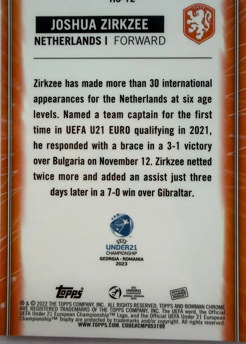 Joshua Zirkzee, Topps Bowman Chrome Road to UEFA Under-21 2023 — rewers karty HS-12 z opisem zawodnika i herbem Holandii