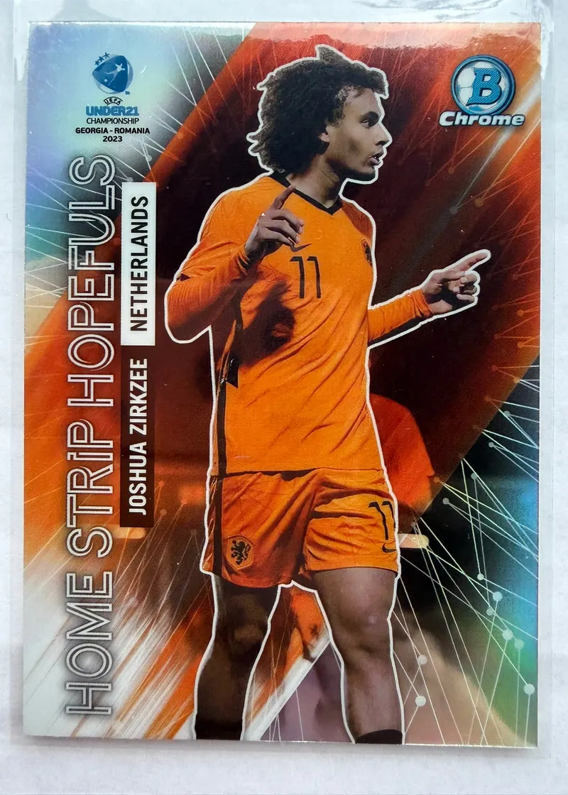 Joshua Zirkzee, Topps Bowman Chrome Road to UEFA Under-21 2023, insert Home Strip Hopefuls — awers z zawodnikiem w pomarańczowym stroju Holandii na tle promieni