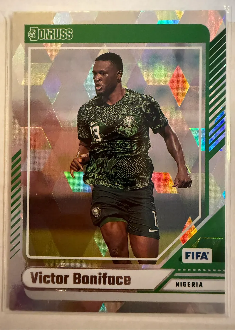 Victor Boniface, Panini Donruss 2024/25 nr 164 Cubic — awers w stroju reprezentacji Nigerii na fasetowanym tle