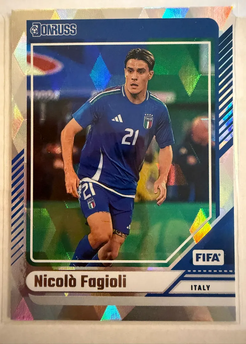 Nicolò Fagioli, Panini Donruss 2024/25 nr 22 Cubic — awers w stroju reprezentacji Włoch na fasetowanym, lodowym tle