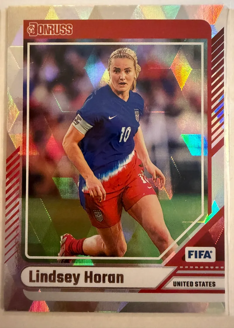 Lindsey Horan, Panini Donruss 2024/25 nr 172 Cubic — awers w stroju reprezentacji Stanów Zjednoczonych na fasetowanym tle