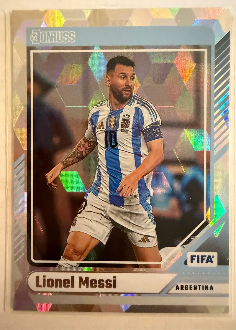 Lionel Messi, Panini Donruss 2024/25 nr 80 Cubic — awers w stroju reprezentacji Argentyny na fasetowanym, lodowym tle