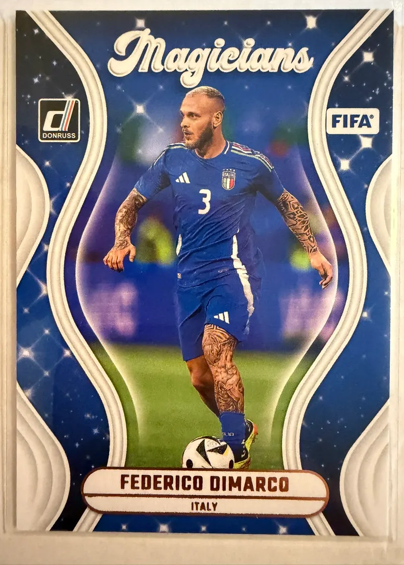 Federico Dimarco, Panini Donruss 2024/25 Magicians nr 18 — awers w stroju reprezentacji Włoch