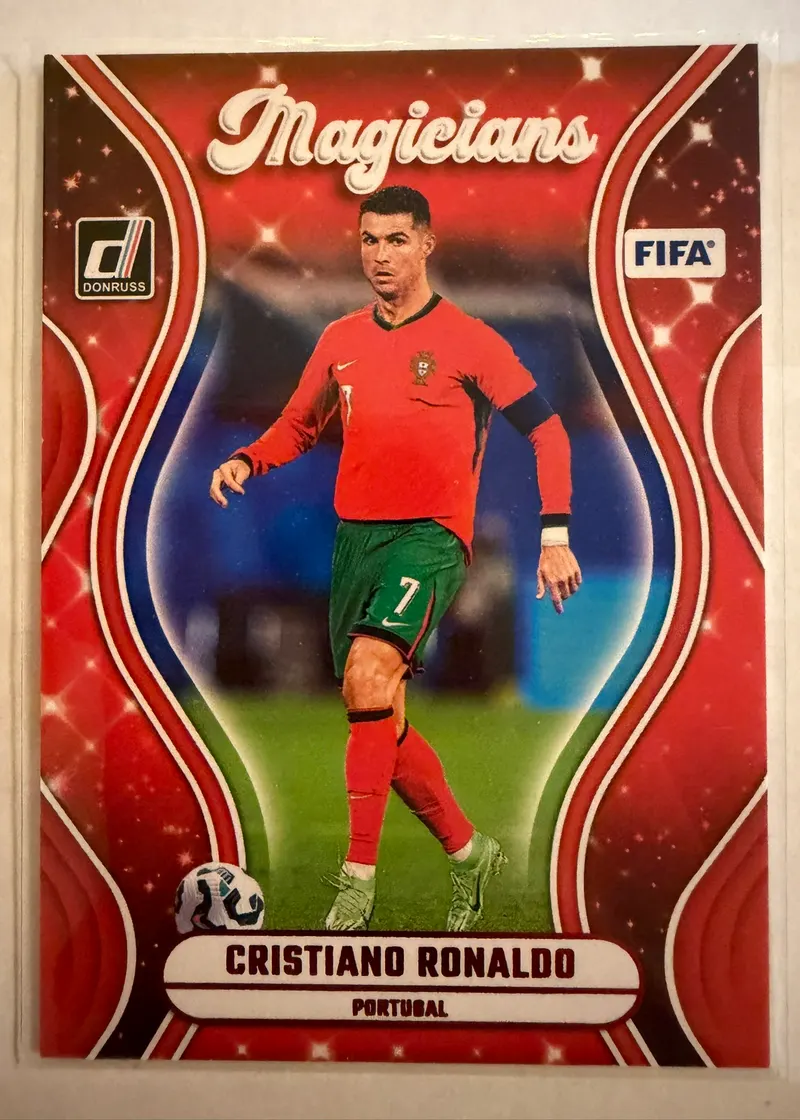 Cristiano Ronaldo, Panini Donruss 2024/25 Magicians nr 7 — awers w stroju reprezentacji Portugalii