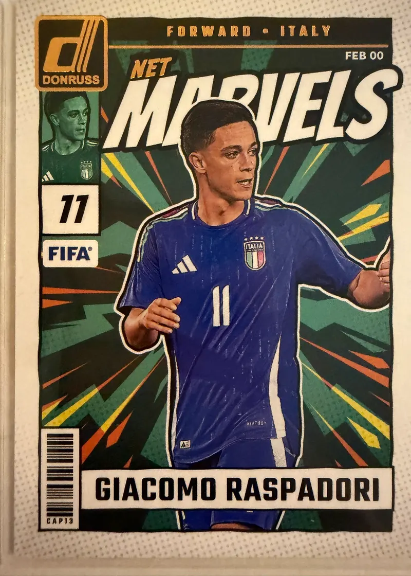 Giacomo Raspadori, Panini Donruss 2024/25 Net Marvels nr 11 — awers w stroju reprezentacji Włoch