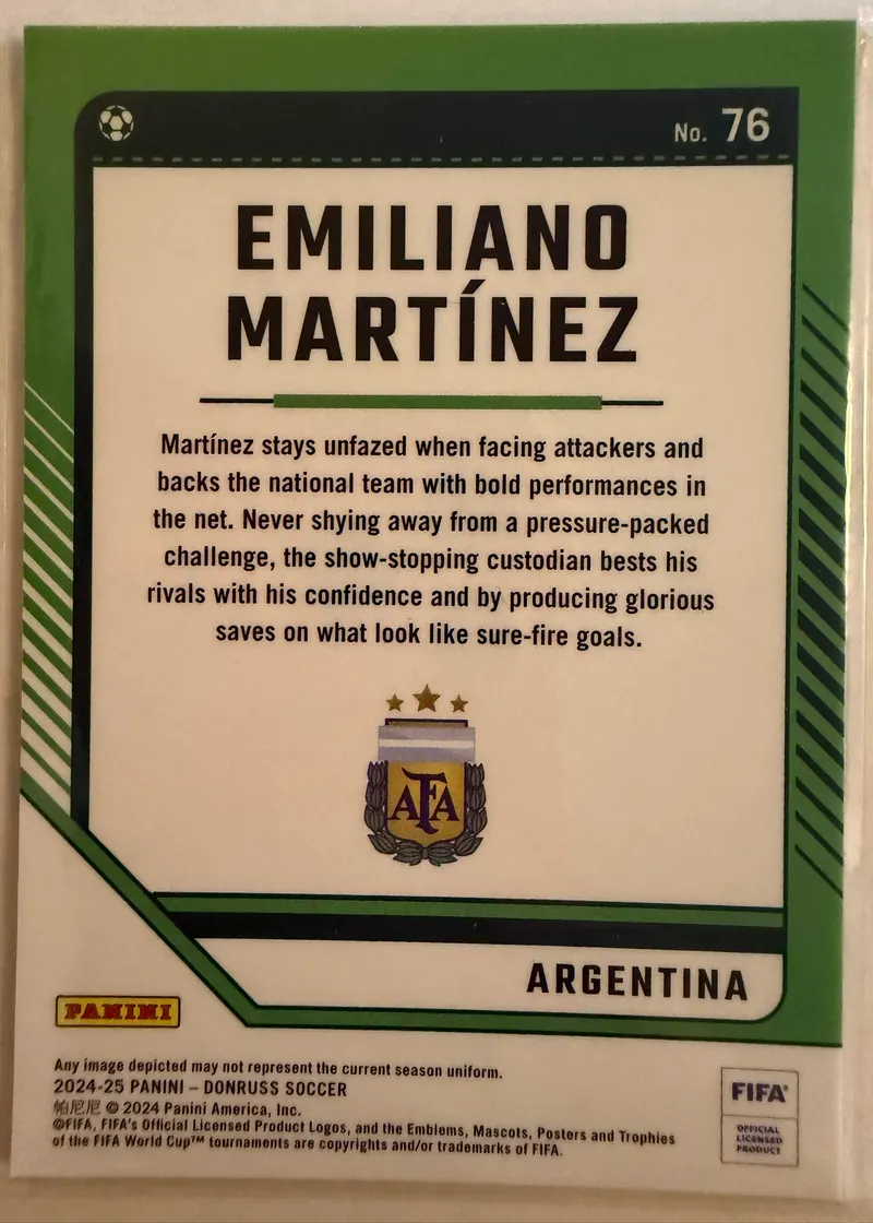 Emiliano Martínez, Panini Donruss 2024/25 nr 76 — rewers z herbem Argentyny i opisem zawodnika