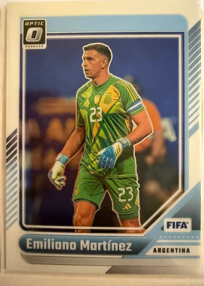 Emiliano Martínez, Panini Donruss 2024/25 nr 76 Optic — awers w stroju bramkarskim reprezentacji Argentyny