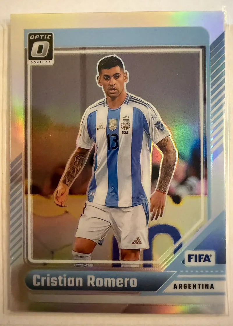 Cristian Romero, Panini Donruss 2024/25 nr 79 Optic Holo — awers w stroju reprezentacji Argentyny na tęczowym, holograficznym tle