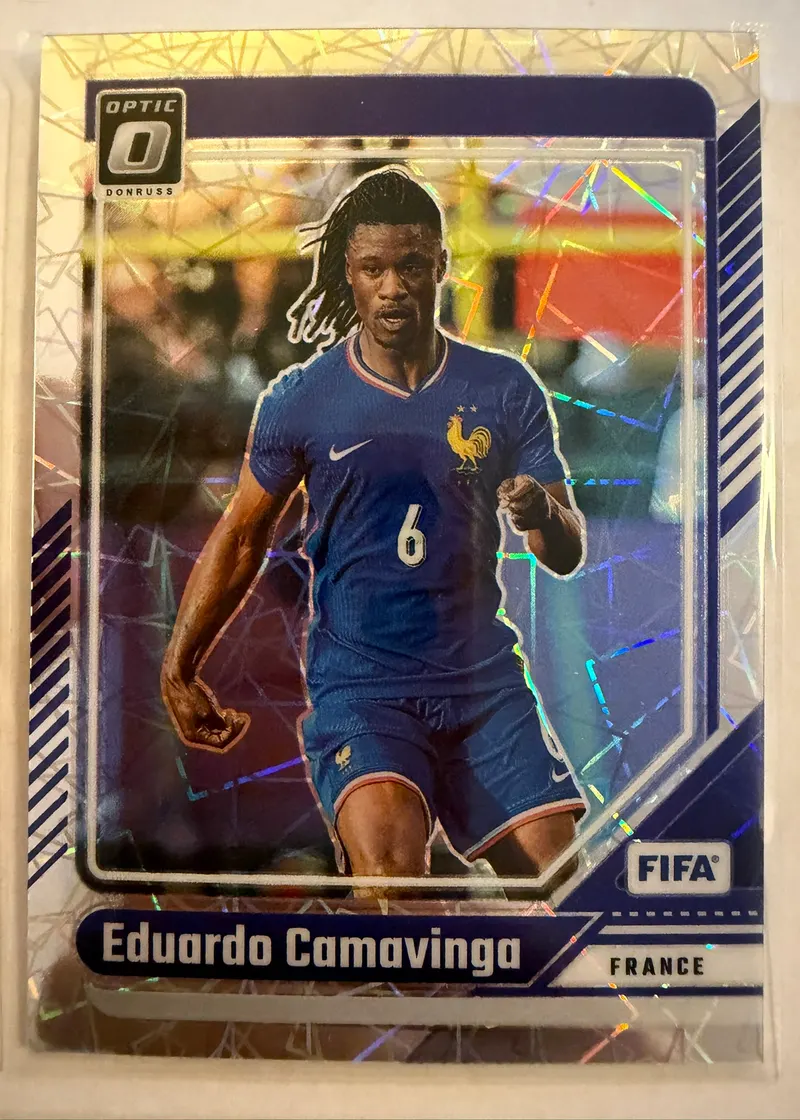 Eduardo Camavinga, Panini Donruss 2024/25 nr 102 Optic Ice — awers w stroju reprezentacji Francji na złocistym, spękanym tle