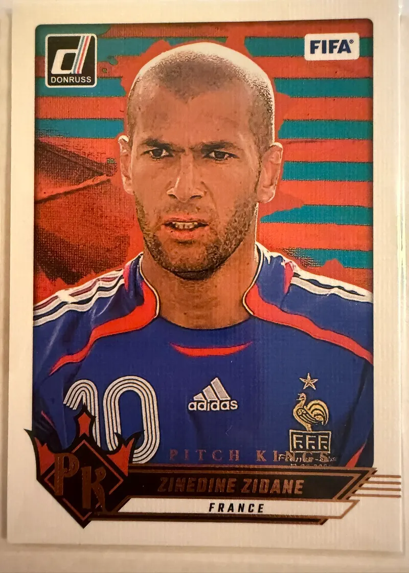 Zinedine Zidane, Panini Donruss 2024/25 Pitch Kings nr 25 — awers w stroju reprezentacji Francji