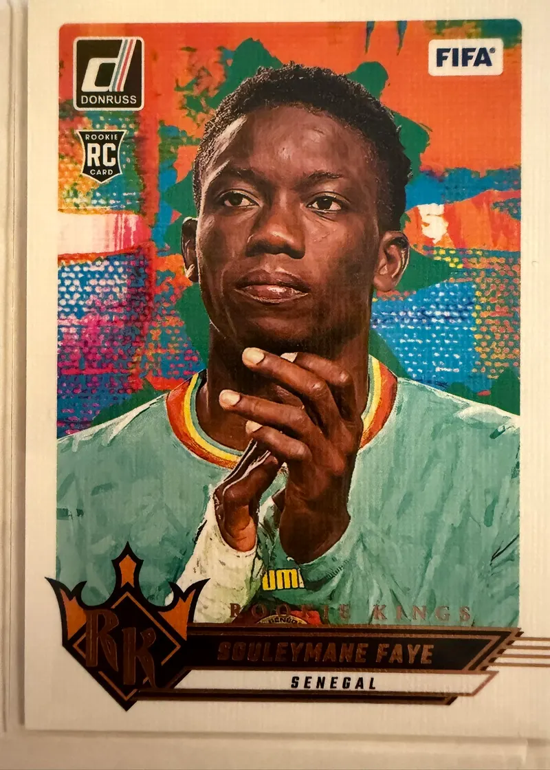 Souleymane Faye, Panini Donruss 2024/25 Rookie Kings nr 24 — awers z oznaczeniem RC w stroju reprezentacji Senegalu