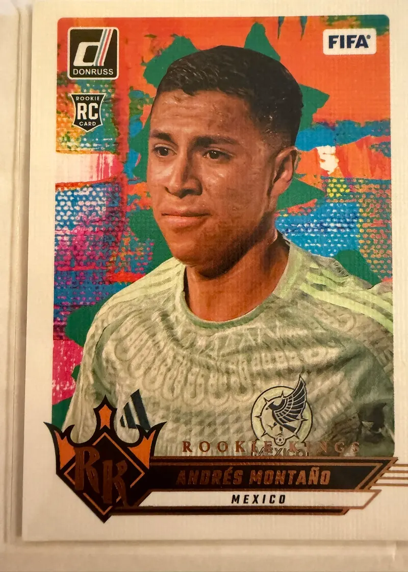 Andrés Montaño, Panini Donruss 2024/25 Rookie Kings nr 23 — awers z oznaczeniem RC w stroju reprezentacji Meksyku