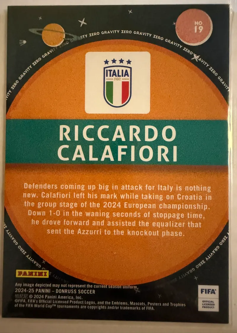 Riccardo Calafiori, Panini Donruss 2024/25 Zero Gravity nr 19 — rewers z herbem Włoch