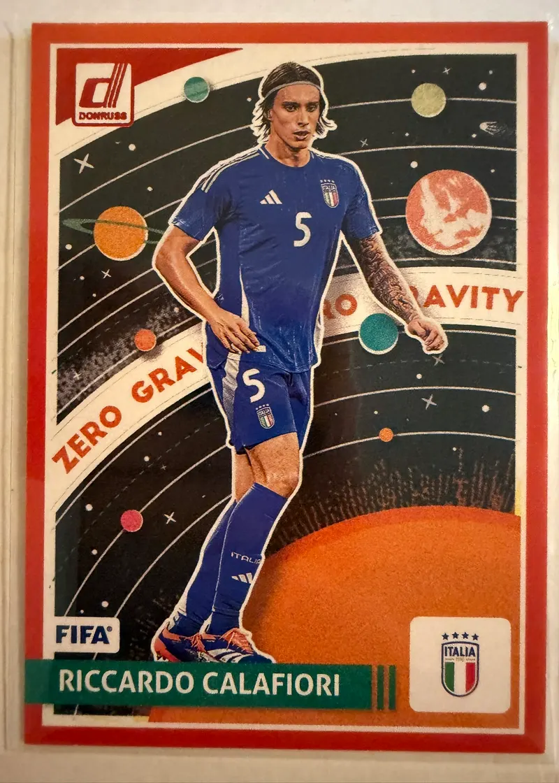 Riccardo Calafiori, Panini Donruss 2024/25 Zero Gravity nr 19 — awers w stroju reprezentacji Włoch