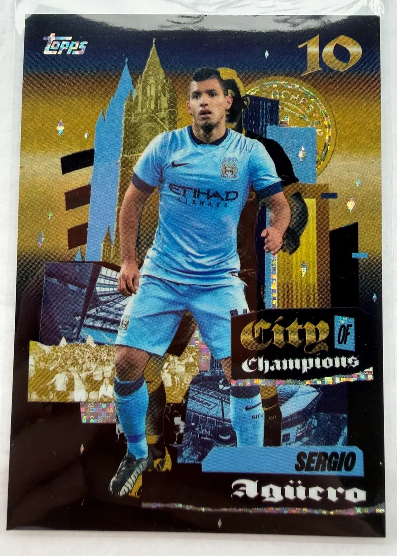 Sergio Agüero, Topps Team Set Manchester City 2024/25 City of Champions — awers w wariancie z pryzmatycznym połyskiem