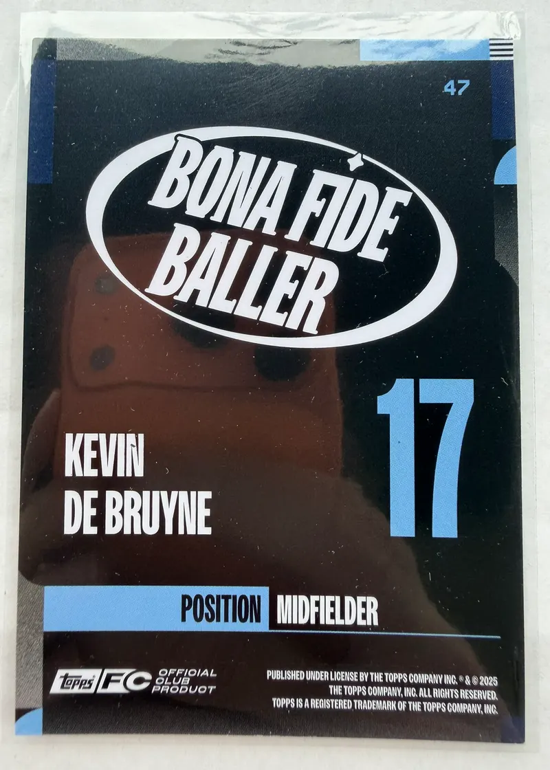 Kevin De Bruyne, Topps Team Set Manchester City 2024/25 — rewers karty 47 z numerem 17 i pozycją Midfielder