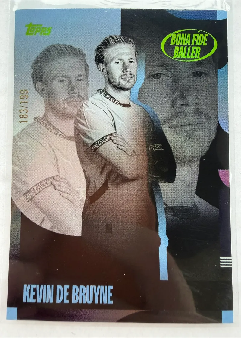 Kevin De Bruyne, Topps Team Set Manchester City 2024/25 Bona Fide Baller — awers w wariancie numerowanym 183/199, z zielonym logo podserii