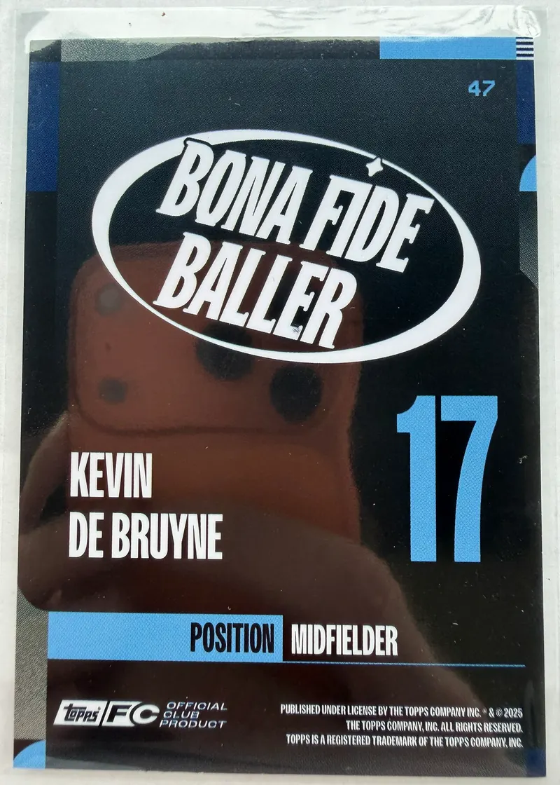 Kevin De Bruyne, Topps Team Set Manchester City 2024/25 — rewers karty 47 z numerem 17 i pozycją Midfielder