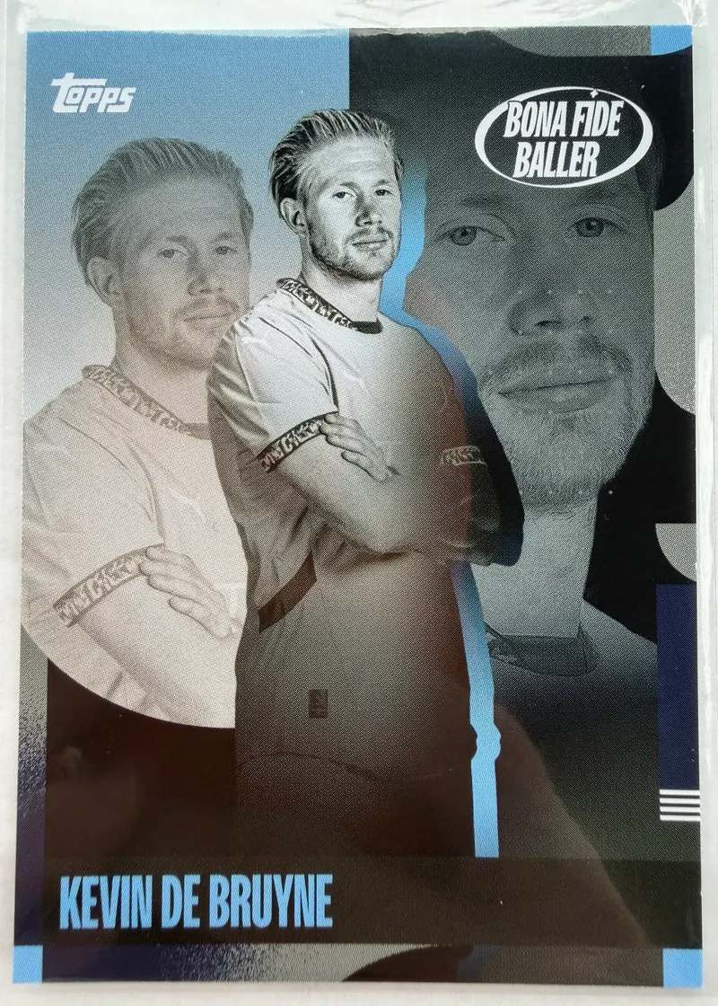 Kevin De Bruyne, Topps Team Set Manchester City 2024/25 Bona Fide Baller — awers wersji podstawowej z białym logo podserii
