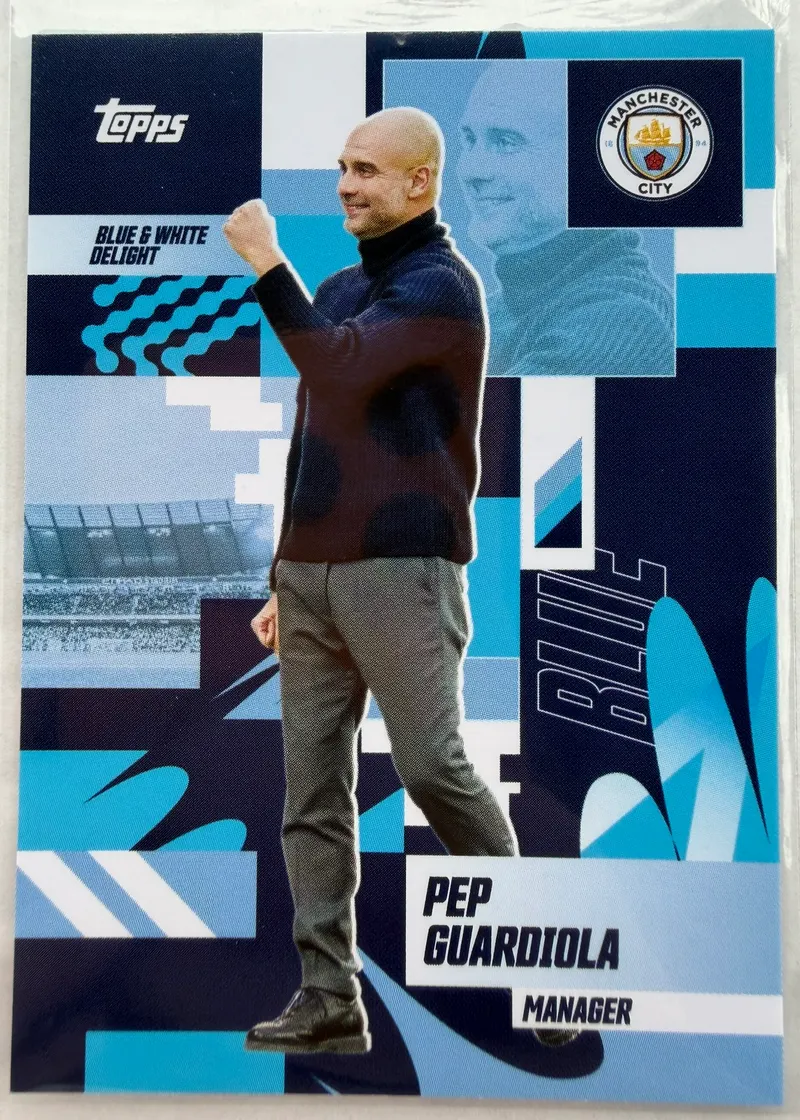 Pep Guardiola, Topps Team Set Manchester City 2024/25 Blue & White Delight — awers z trenerem w geście triumfu na tle kolażu w barwach klubu