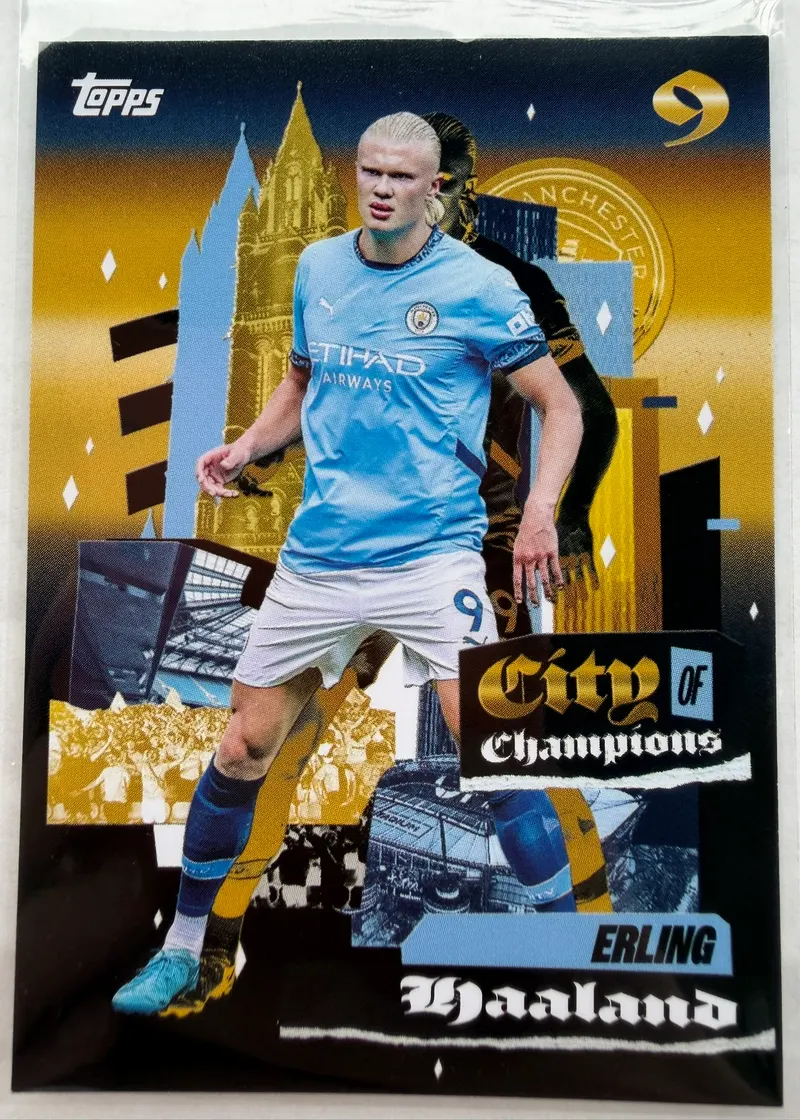 Erling Haaland, Topps Team Set Manchester City 2024/25 City of Champions — awers ze złotym tłem i sylwetką Manchesteru