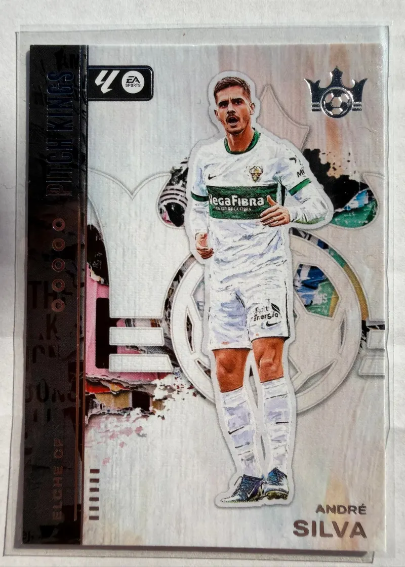 André Silva, Panini Pitch Kings 2025/26, karta 90 — awers z zawodnikiem Elche CF w białym stroju na jasnym, kolażowym tle