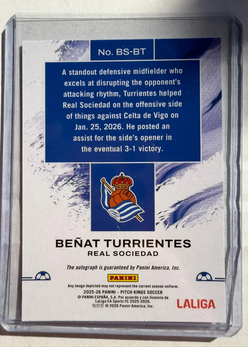 Beñat Turrientes, Panini Pitch Kings 2025/26 Brush Strokes, karta BS-BT — rewers z herbem Realu Sociedad i adnotacją o gwarancji autografu