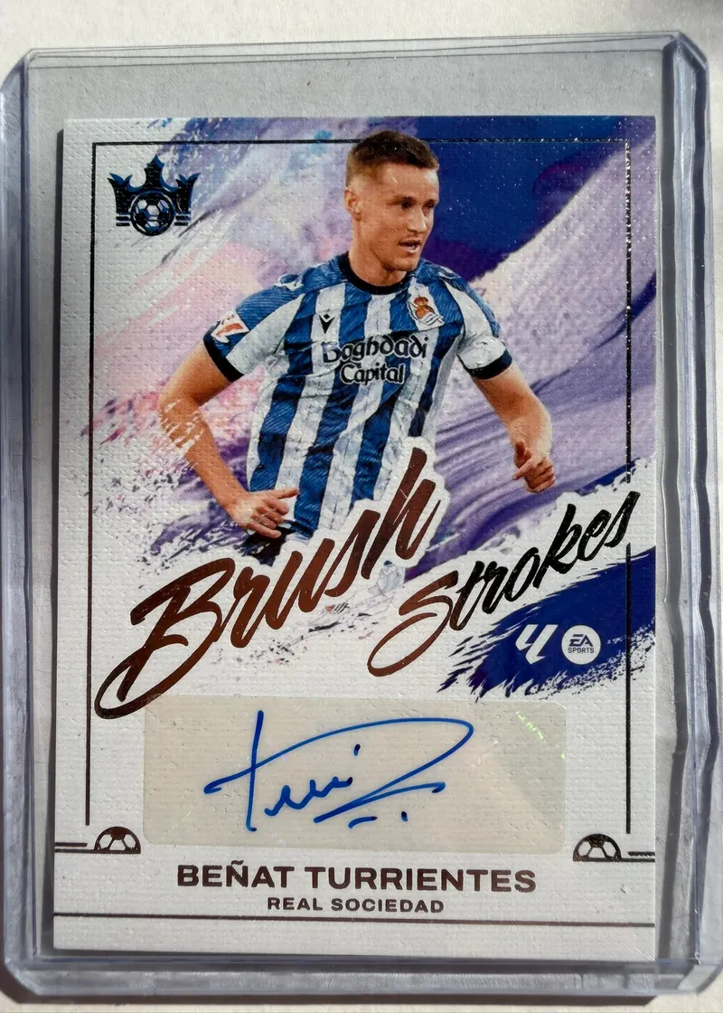 Beñat Turrientes, Panini Pitch Kings 2025/26 Brush Strokes, karta BS-BT — awers z malarskim tłem w biało-niebieskich pociągnięciach i niebieskim autografem zawodnika